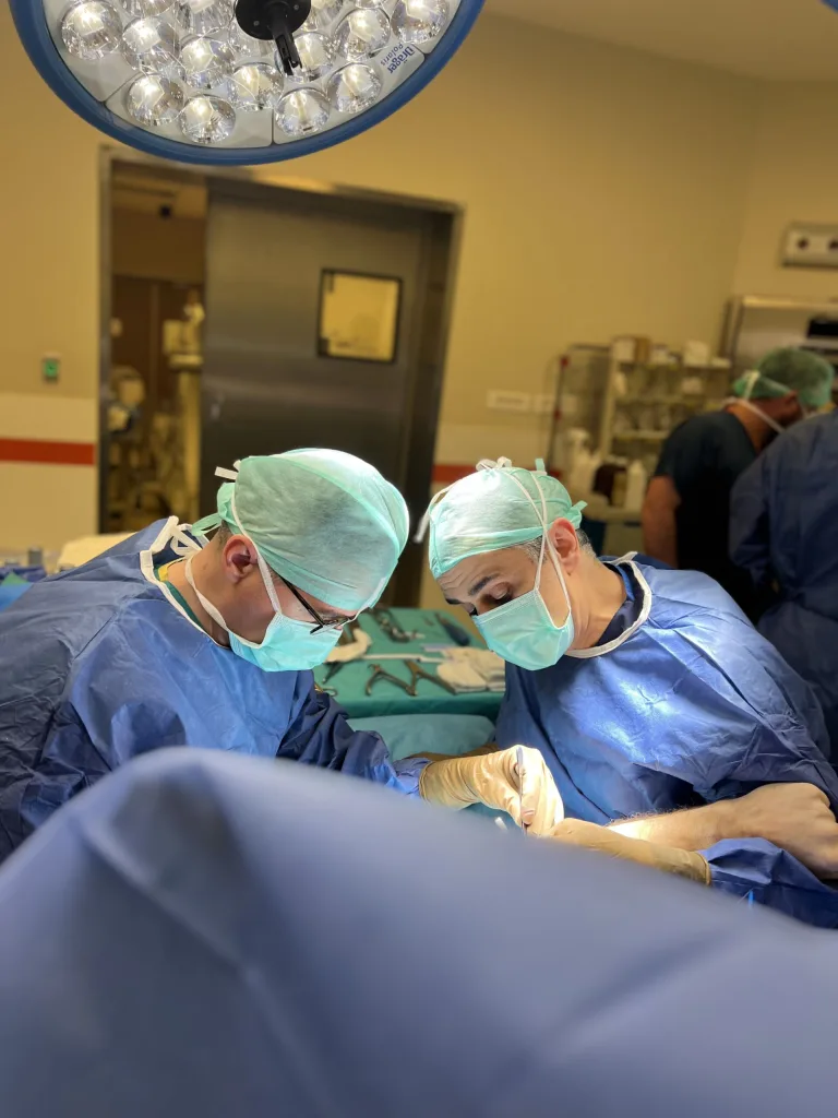 Doç. Dr. Kadir Büyükdoğan ameliyathane ekibiyle çalışırken