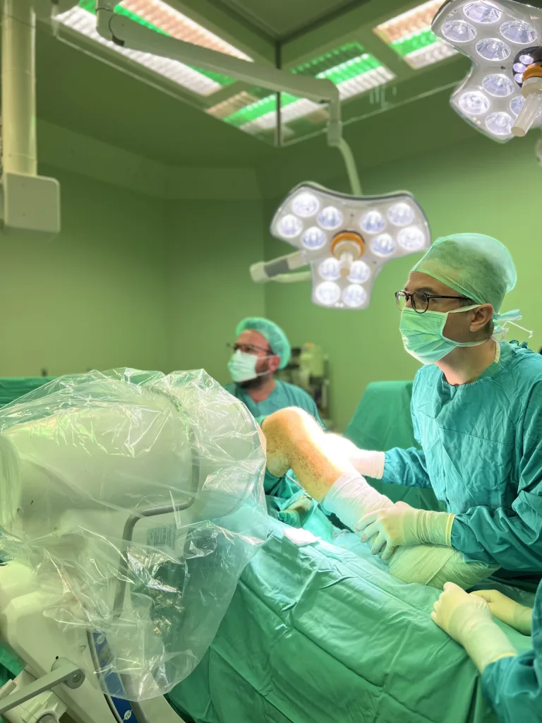 Doç. Dr. Kadir Büyükdoğan ameliyathanede cerrahi çalışma sırasında